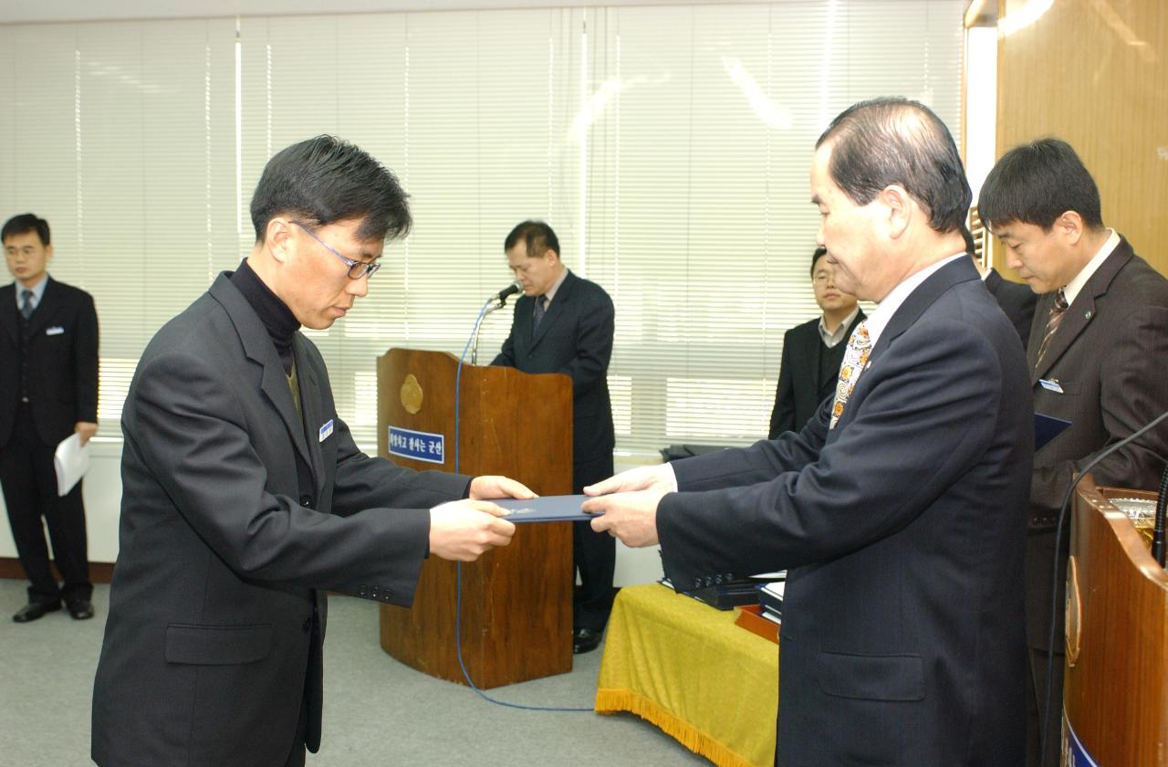 군산시청 사령교부를 전달하고 있는 시장님12