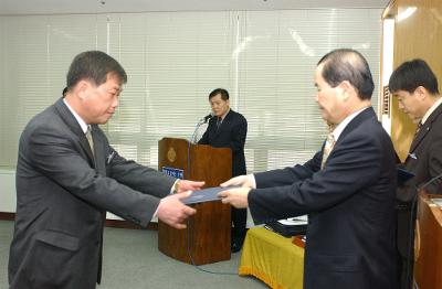 군산시청 사령교부를 전달하고 있는 시장님5