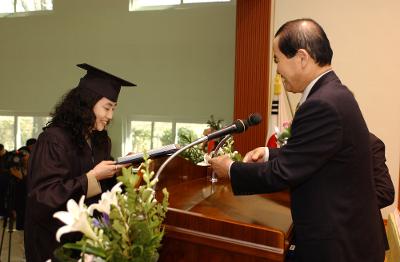 개정간호대학 졸업식에서 졸업장을 받는 학생들6