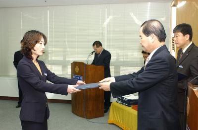 군산시청 사령교부를 전달하고 있는 시장님