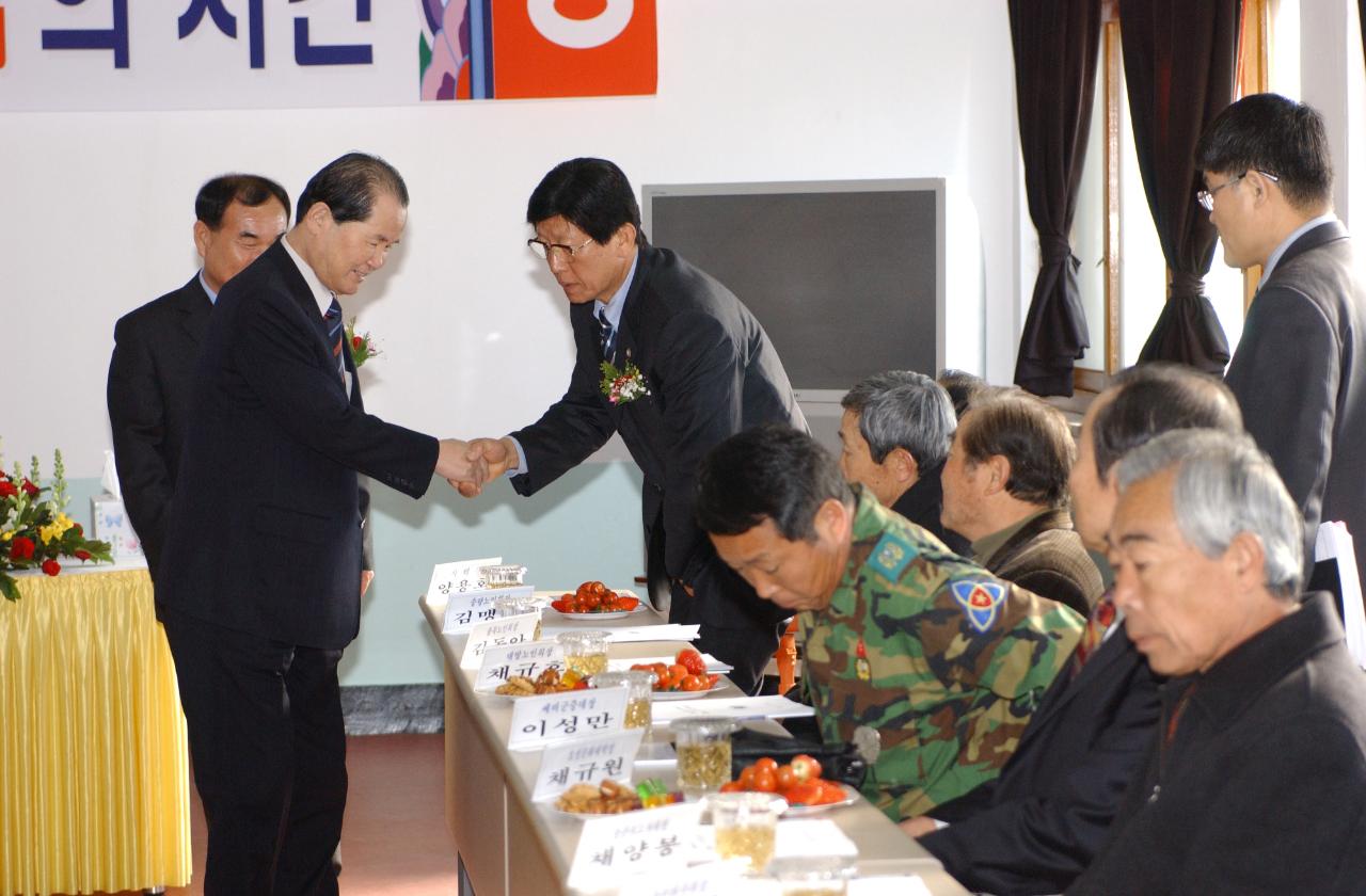 개정면 주민자치센터 건립을 축하하며 주민들과 인사하는 시장님3