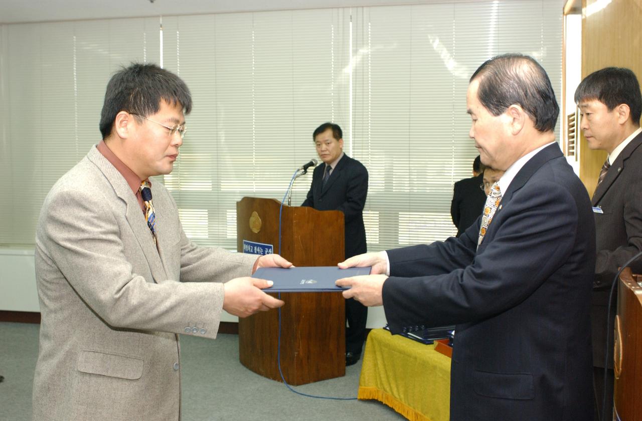 군산시청 사령교부를 전달하고 있는 시장님8