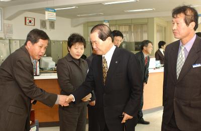 옥구읍 연두순시를 하고 있는 시장님이 주민들과 인사하는 풍경4