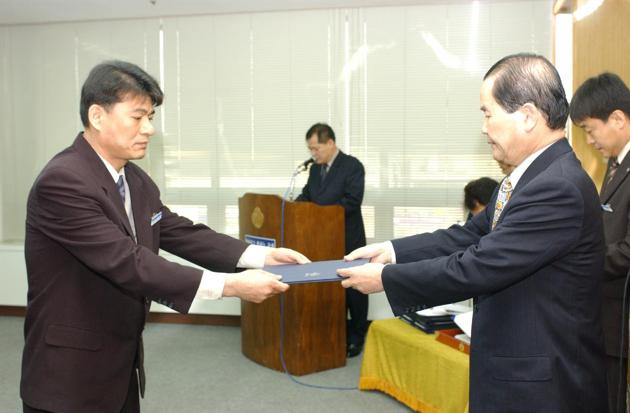 군산시청 사령교부를 전달하고 있는 시장님