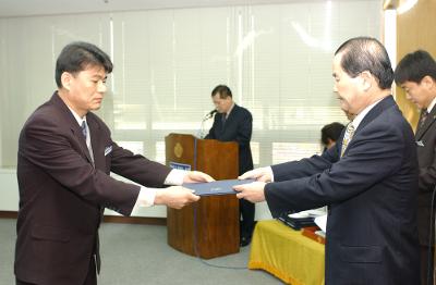 군산시청 사령교부를 전달하고 있는 시장님