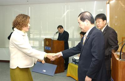 군산시청 사령교부를 전달하고 있는 시장님2