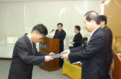 군산시청 사령교부를 전달하고 있는 시장님12