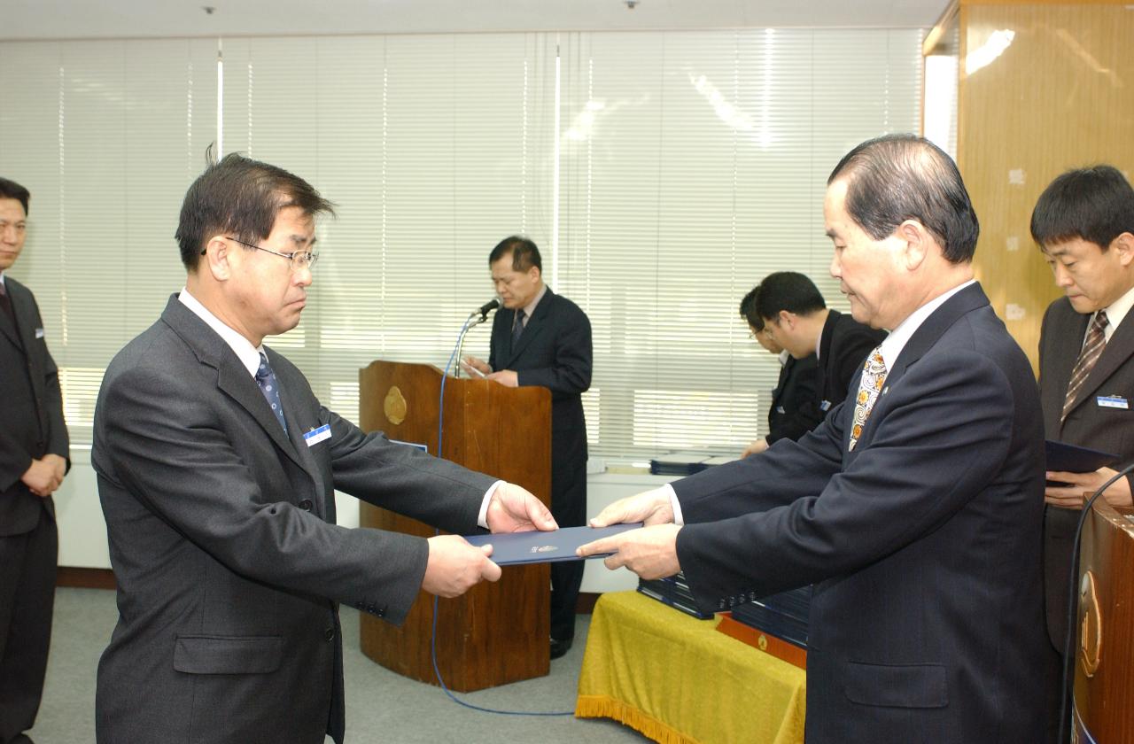 군산시청 사령교부를 전달하고 있는 시장님4