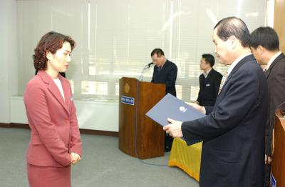 군산시청 사령교부를 전달하고 있는 시장님6