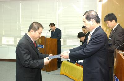 군산시청 사령교부를 전달하고 있는 시장님17