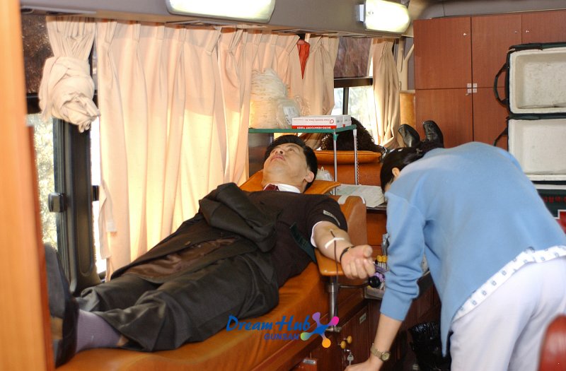 헌혈하기위해 침상에 누워있는 시민들