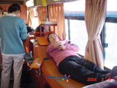 헌혈하기위해 침상에 누워있는 시민들3사진(00004)