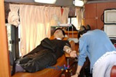 헌혈하기위해 침상에 누워있는 시민들사진(00001)