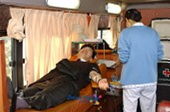 헌혈하기위해 침상에 누워있는 시민들2사진(00002)