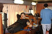 헌혈하기위해 침상에 누워있는 시민들3사진(00003)
