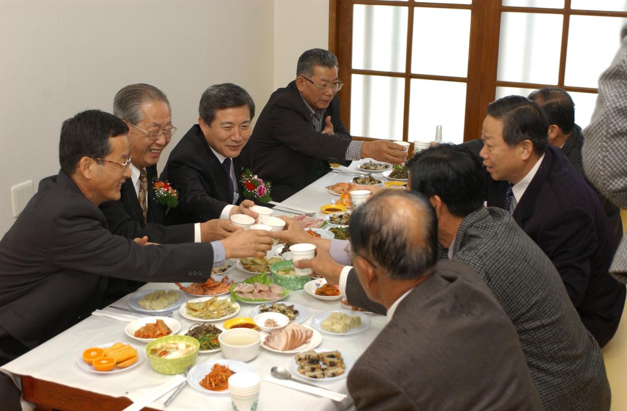 옥서 신성산 마을회관개원식에서 다과회를 하는 모습2