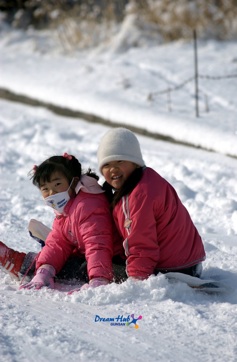 눈밭에서 노는 어린이들