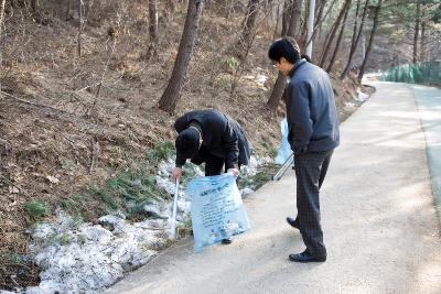 자연 정화 활동을 위해 산에 있는 쓰레기를 줍고 있는 공무원분들 1