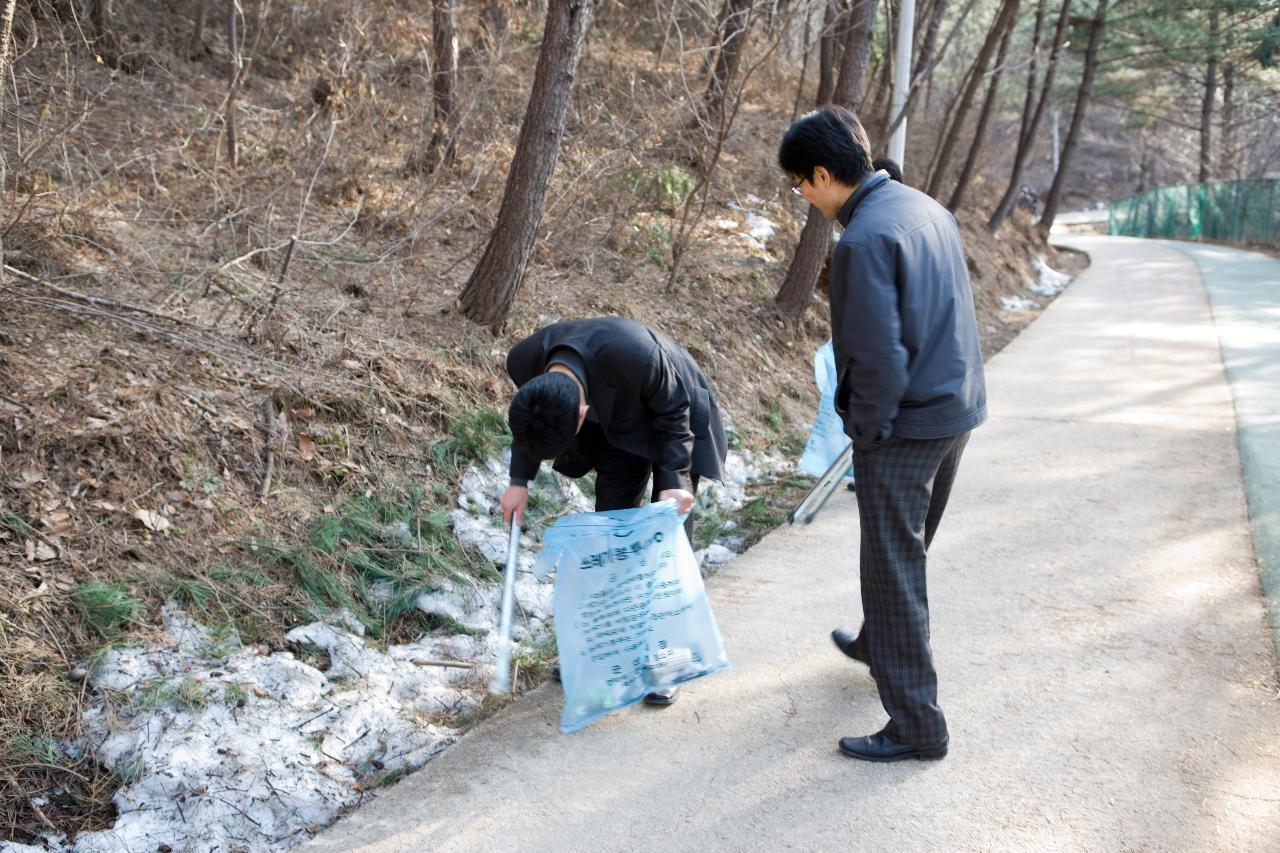 자연 정화 활동을 위해 산에 있는 쓰레기를 줍고 있는 공무원분들 1