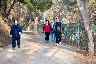 깨끗해진 산책로를 걷고 계신 시민분들 2