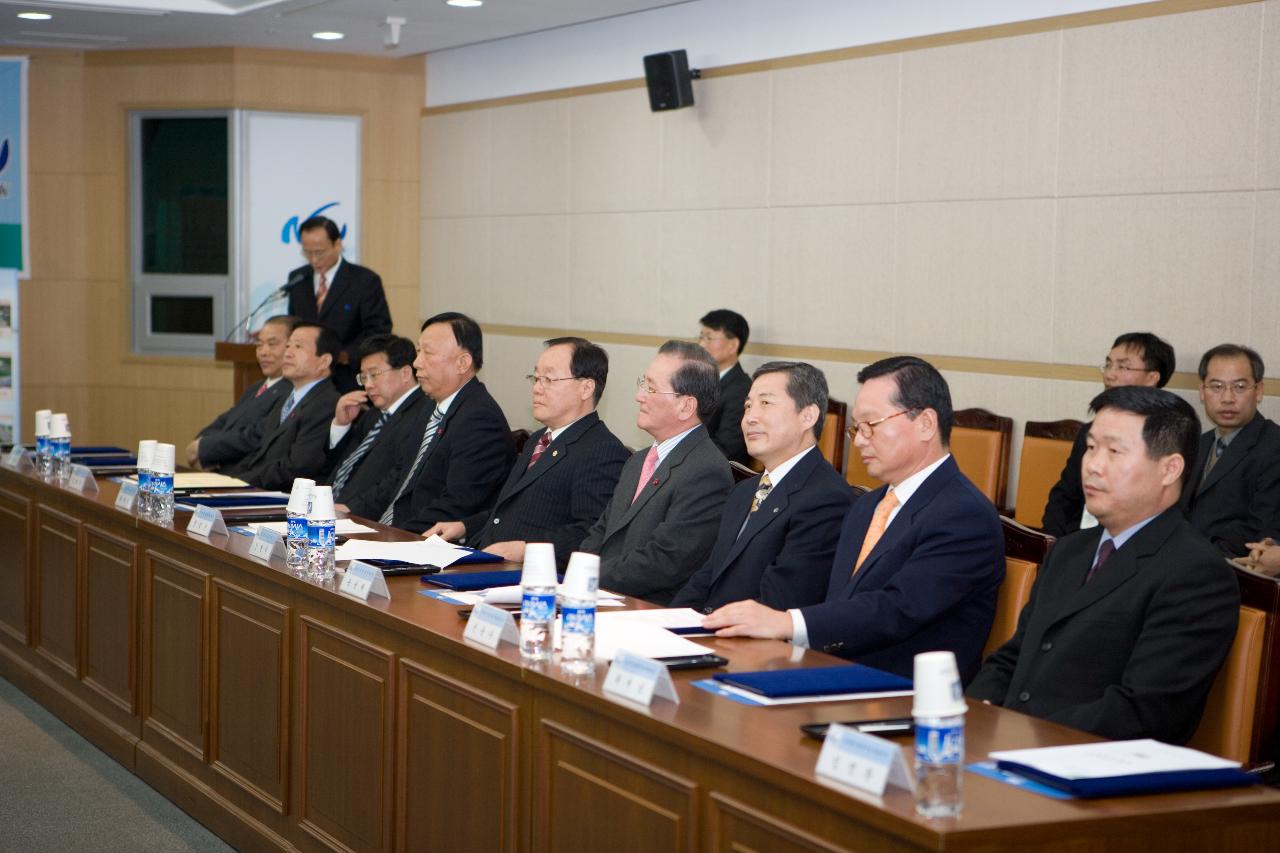 군산 국제 해양 관광지 계발 양해 각서 체결식에 참석한 임원들 1