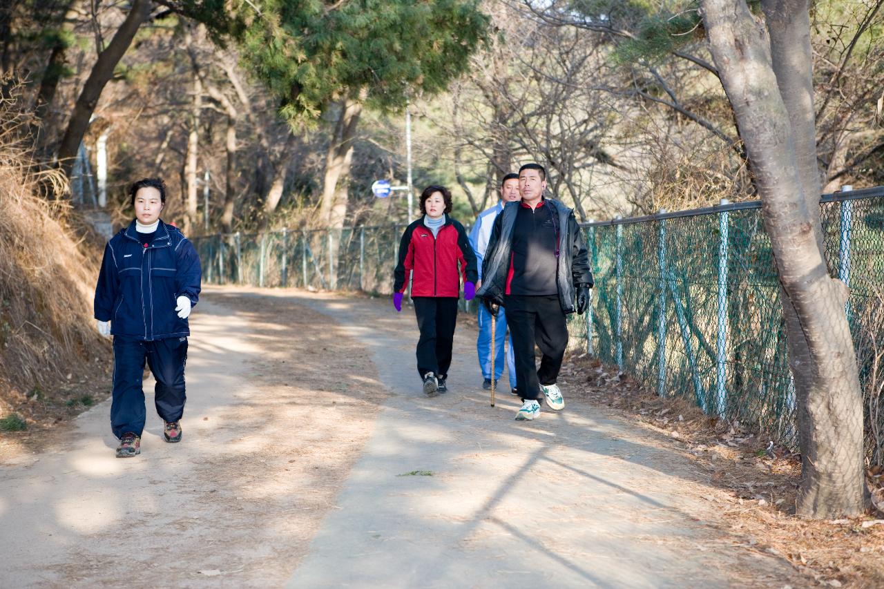 깨끗해진 산책로를 걷고 계신 시민분들 2