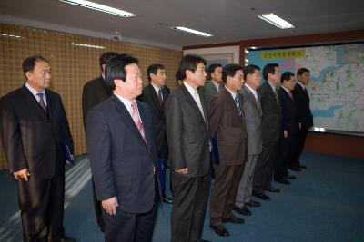 사령교부를 마치고 시장님 앞에 서있는 인사분들 1