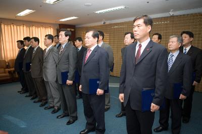 사령교부를 마치고 시장님 앞에 서있는 인사분들 2