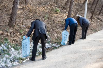 자연 정화 활동을 위해 산에 있는 쓰레기를 줍고 있는 공무원분들 2