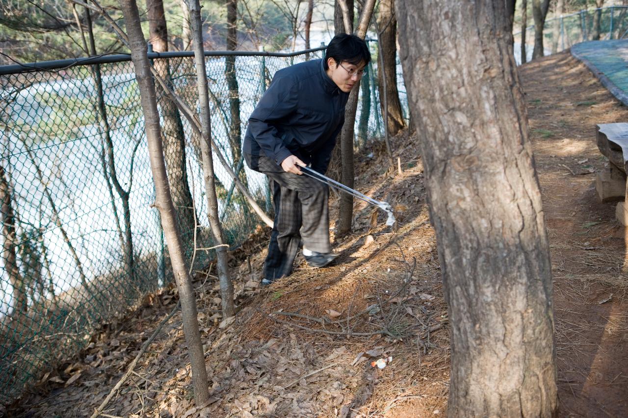 자연 정화 활동을 위해 산에 있는 쓰레기를 줍고 있는 공무원분들 4