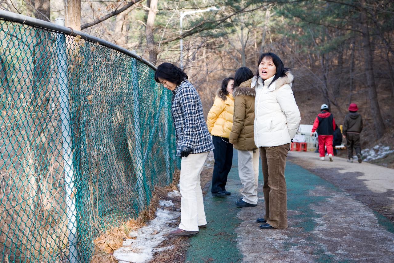 자연 정화 활동을 지켜봐 주시는 시민분들 2