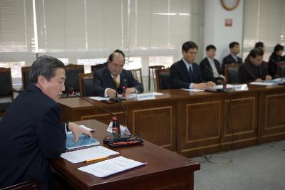 수산업발전 용역보고회에 대해 말씀하고 계신 임원님