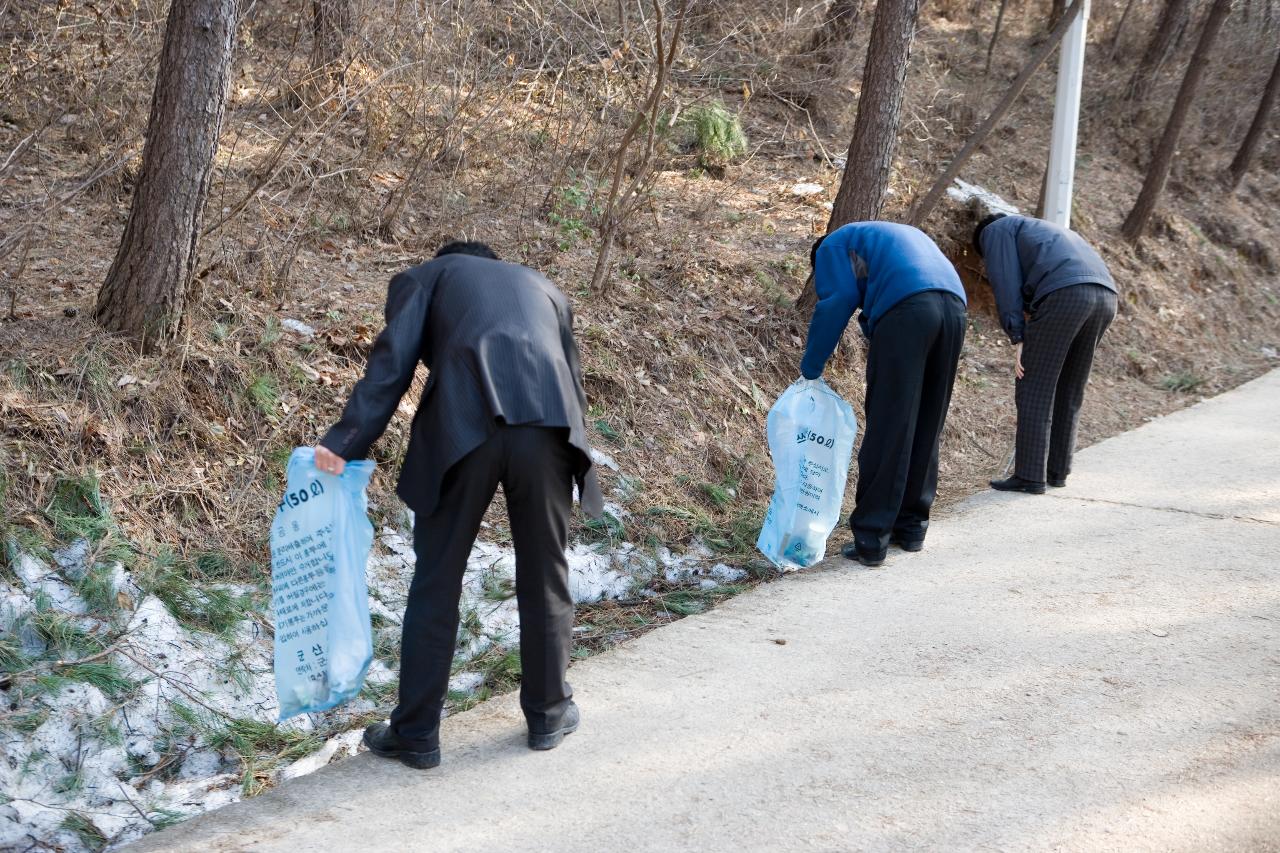 자연 정화 활동을 위해 산에 있는 쓰레기를 줍고 있는 공무원분들 2