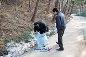 자연 정화 활동을 위해 산에 있는 쓰레기를 줍고 있는 공무원분들 1사진(00001)