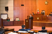 의회에서 의견을 발표 하고 있는 모습 1사진(00006)