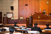 의회에서 의견을 발표 하고 있는 모습 3사진(00008)