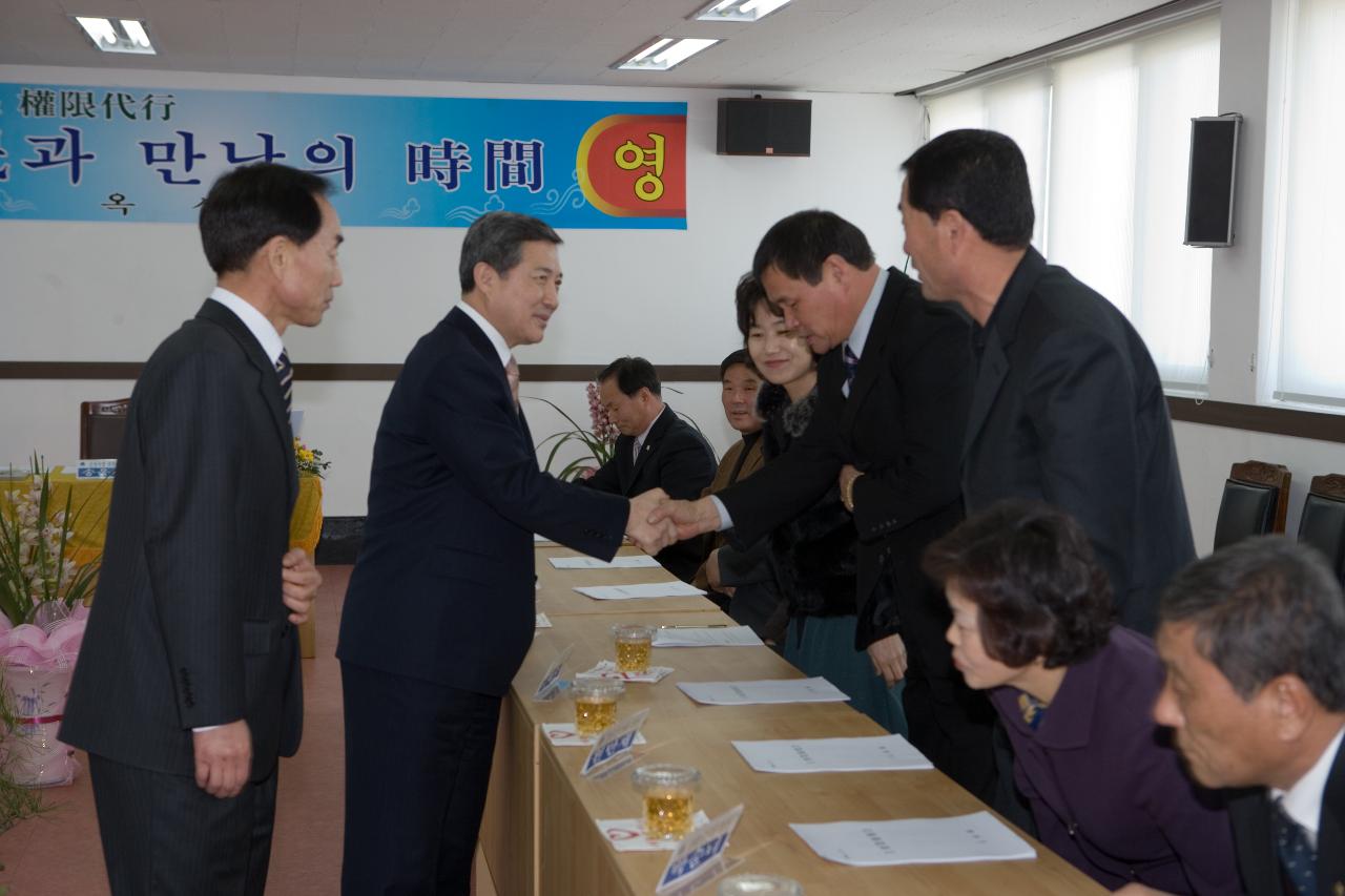 옥산면 주민분들과 인사를 나누시는 송웅재 부시장님