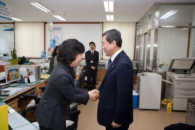 흥남동 주민분들과 인사를 나누시고있는 송웅재 부시장님 1