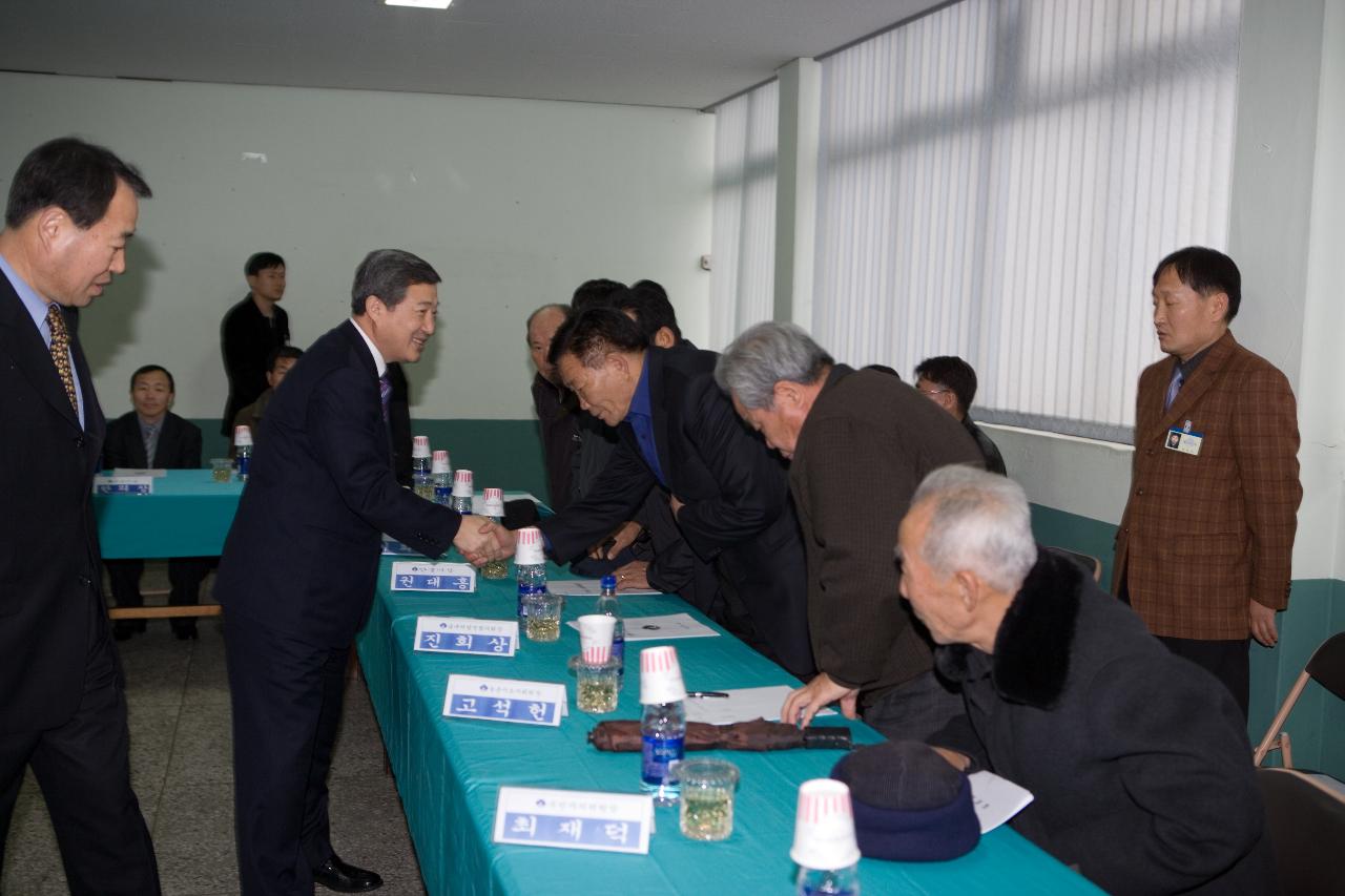 임피면 주민분들과 인사를 나누시는 송웅재 부시장님 3