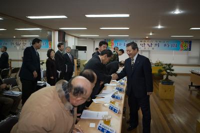 나운1동 관계자들과 인사를 나누시는 송웅재 부시장님 2