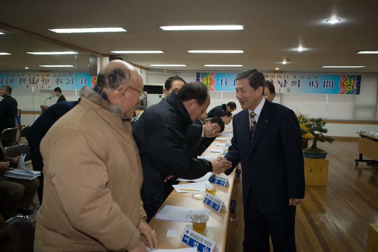 나운1동 관계자들과 인사를 나누시는 송웅재 부시장님 3