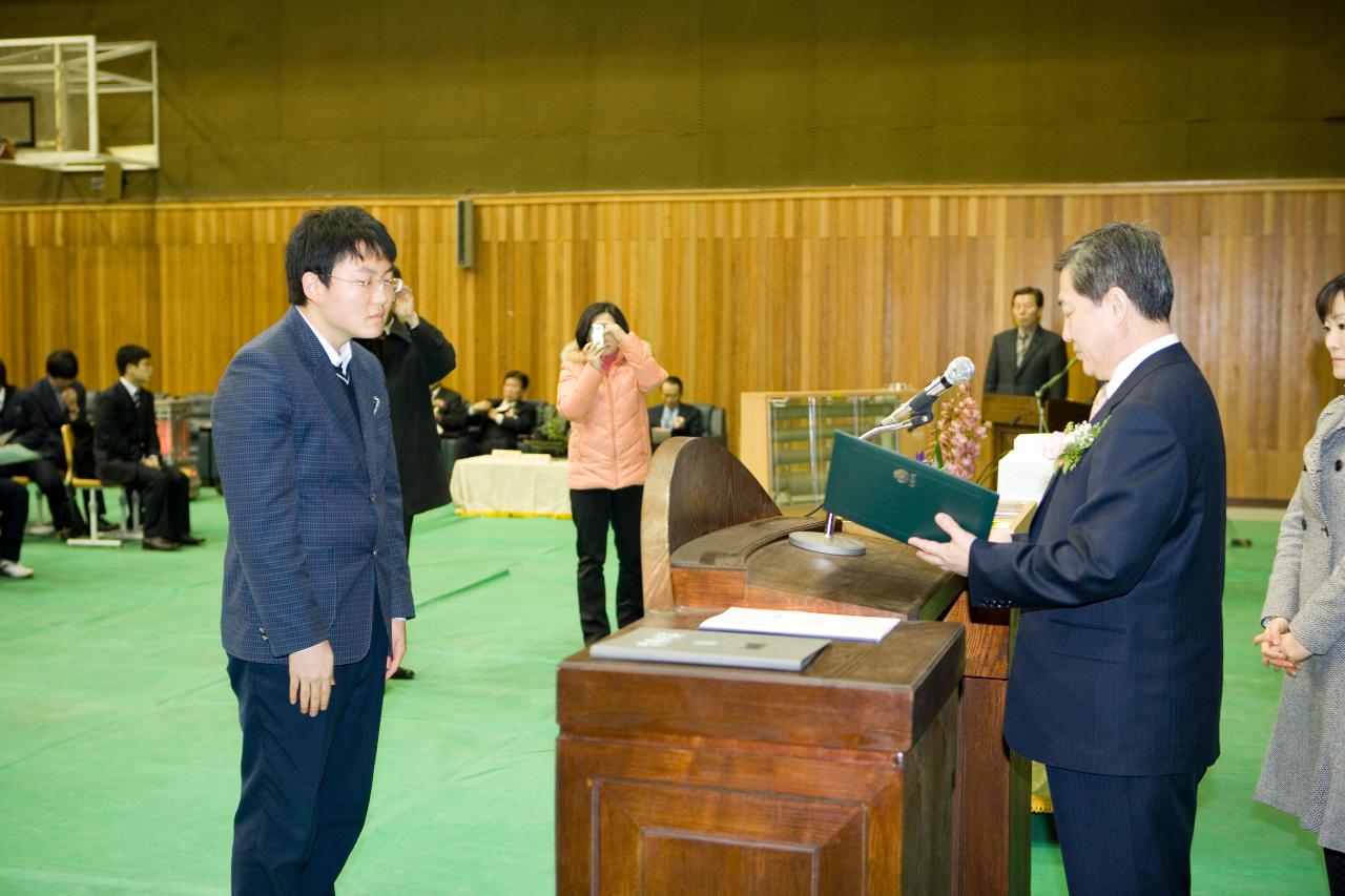 군산고등학교 제 79회 졸업식에서 대표로 상받는 학생