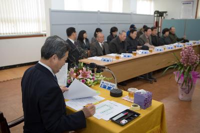 서류를 보고계신 송웅재 부시장님