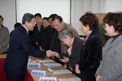 경암동 주민분들과 인사를 나누시는 송웅재 부시장님의 모습