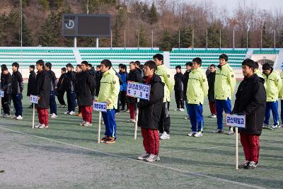 유니폼을 입고 일렬로 서있는 고등학교 선수들