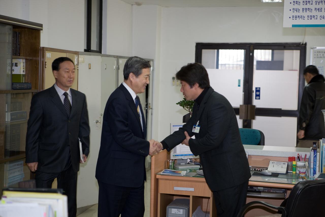 개정동 주민분들과 인사나누시는 송웅재 부시장님 1