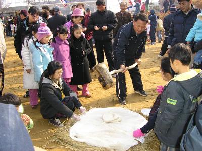 직접 인절미를 찧어 먹는 시민들