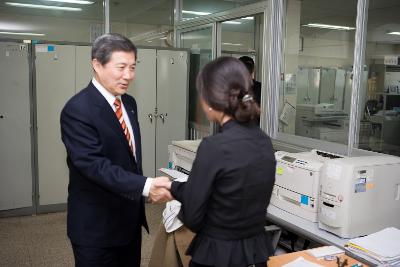 신풍동 주민들과 인사를 나누시는 송웅재 부시장님 2