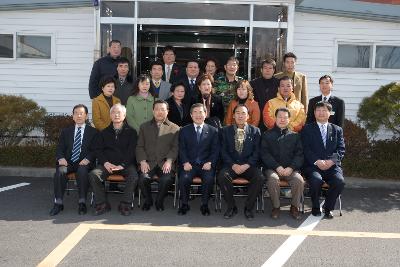 삼학동 주민분들과 기념사진을 찍으시는 송웅재 부시장님