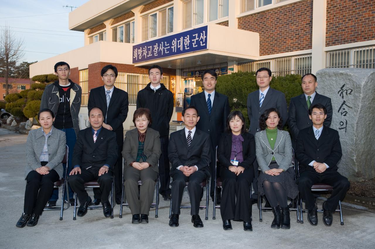 옥산면 주민분들과 함께 기념사진을 찍으시는 송웅재 부시장님 2